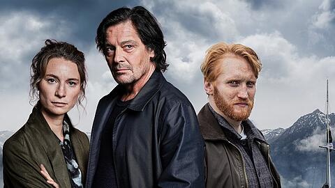 "Der Salzburg-Krimi" startet mit "Tod am Wolfgangsee". Ganz rechts im Bild ist das Drama schon zu erahnen - Hauptkommissarin Anna Gr&uuml;nwald (Lisa Sch&uuml;tzenberger) und ihr Kollege Kevin Ganslinger (Franz Josef Danner, r.) ziehen den Kriminalpsychologen Thomas Meiberger (Fritz Karl) zu Rate.