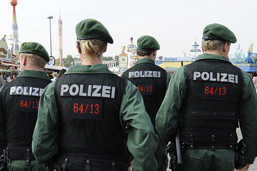 Polizisten patrouillieren auf dem Oktoberfest.
