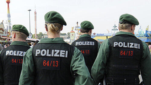 Polizisten patrouillieren auf dem Oktoberfest. Polizisten patrouillieren auf dem Oktoberfest.