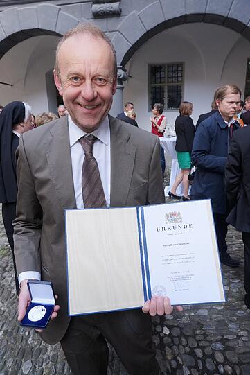 Herbert Stiglmaier bekommt für die Redaktion ,freizeit&rsquo; des BR die Medaille: &bdquo;Ich habe vor einigen Jahren nach einer Möglichkeit gesucht, dieses verstaubte und sperrige Thema ,Denkmal&rsquo; und ,Denkmalschutz&rsquo; ins Fernsehen zu bringen &ndash; und zwar so, dass es die Menschen mitnimmt&ldquo;, sagt Preisträger Herbert Stiglmaier. Für seine vierteilige Sonntags-Reihe im Rahmen der Sendung &bdquo;freizeit&ldquo; ist er jetzt ausgezeichnet worden. &bdquo;Wir haben Menschen auf dem Prozess begleitet, deren Haus denkmalgeschützt werden sollte. Wir haben Konflikte innerhalb der Familien mitbekommen und gezeigt, dass das nicht immer alles einfach ist. Aber wir haben es, glaube ich, geschafft, diesem sperrigen Thema Spannung abzuringen&ldquo;, sagt er. Seit 1991 gibt es die &bdquo;freizeit&ldquo; im BR. Im Rahmen der Denkmal-Reihe ging es um Bauwerke und um authentische Gastkultur, eine weitere Sendung dreht sich um denkmalgeschützte Schwimmbäder. &bdquo;Natürlich bekomme nicht ich den Preis, sondern die Redaktion, mein Team, die das alles möglich gemacht hat &ndash; allen voran der Schmidt Max, der sich auf Entdeckungstour begeben hat.&ldquo;
