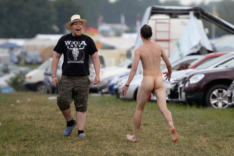 Hat zwar nichts mit Sport zu tun, aber der blanke Popo eines Wackenbesuchers ist trotzdem ein Blick wert. Findet der große Blonde scheinbar auch.