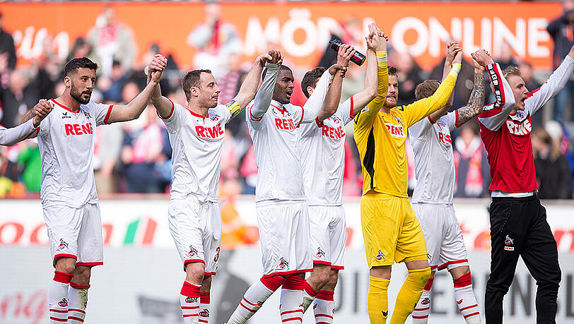 Die Kölner feiern den Verbleib in Liga eins. Die Kölner feiern den Verbleib in Liga eins.