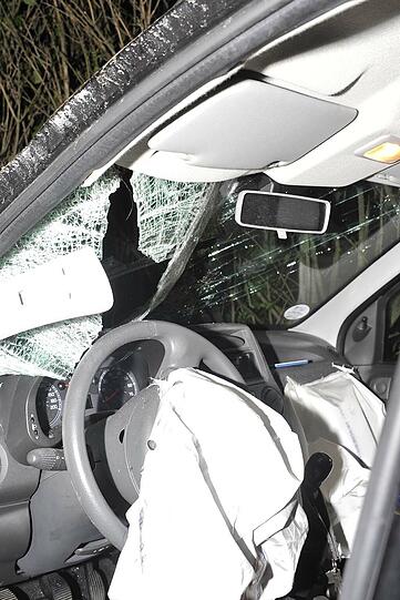 Nach der Kolision: Das Auto kam demoliert in einem Gebüsch neben der Straße zum Stehen.