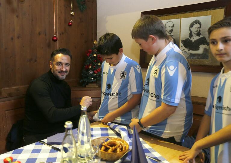 Nach der Pressekonferenz gab es ein gemeinsames Mittagessen mit den Löwen-Fans im Pschorr-Bräuhaus. Auch Investor Hasan Ismaik und Präsident Peter Casalette waren vor Ort.