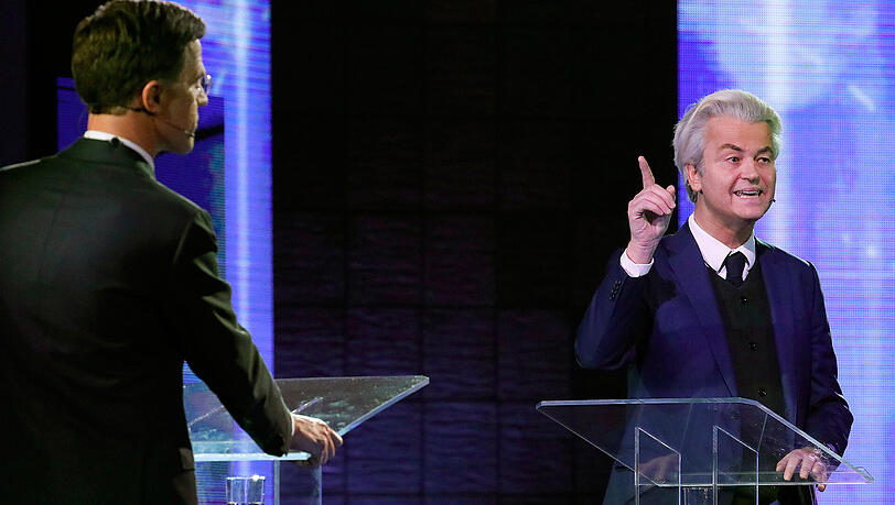 Ministerpräsident Mark Rutte und der Rechtspopulist Geert Wilders stellen sich in der TV-Debatte den Fragen von Journalisten. Ministerpräsident Mark Rutte und der Rechtspopulist Geert Wilders stellen sich in der TV-Debatte den Fragen von Journalisten.