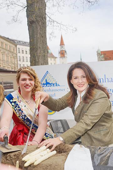 Spargelsaison ist eröffnet: Spargelkönigin Lena Hainzlmair und Landwirtschaftsministerin Michaela Kaniber machten den symbolischen Anstich am Viktualienmarkt.