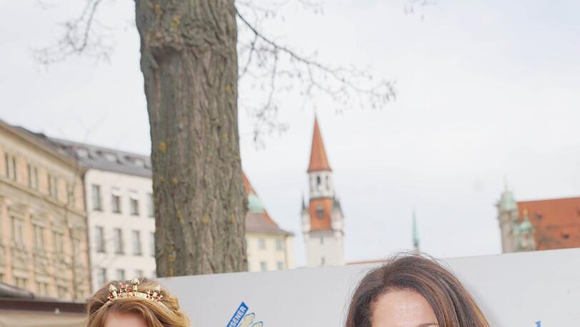 Spargelsaison ist eröffnet: Spargelkönigin Lena Hainzlmair und Landwirtschaftsministerin Michaela Kaniber machten den symbolischen Anstich am Viktualienmarkt.