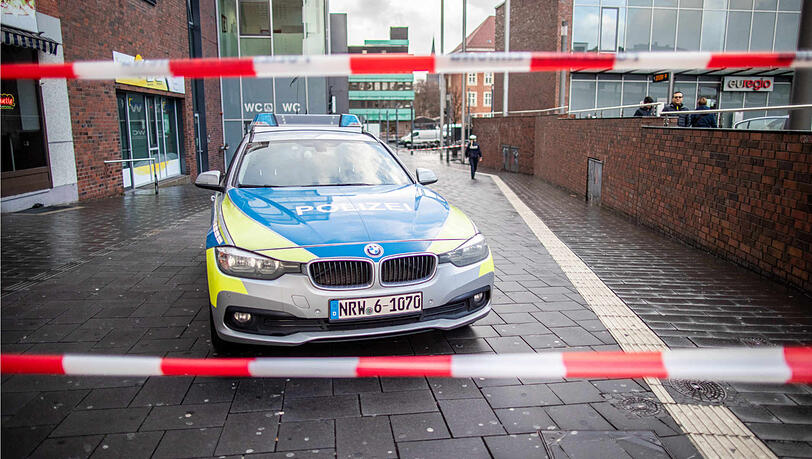 Die Polizei hat den Tatort großräumig abgesperrt. Die Polizei hat den Tatort großräumig abgesperrt.