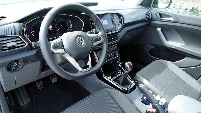 Hier lässt man sich gerne nieder: der schicke und funktionale Fahrer-Arbeitsplatz im T-Cross.