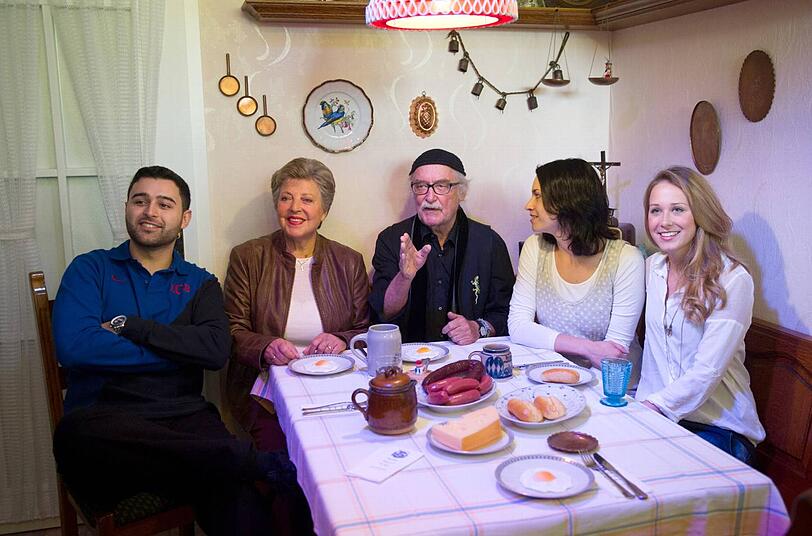 Lindenstraßen-Darsteller mit Macher  Hans W. Geißendörfer (Mitte)