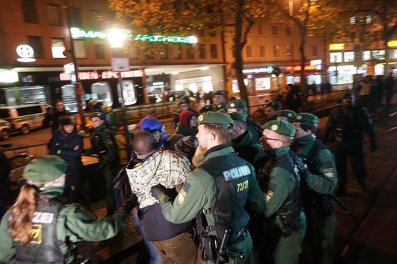 Das Lager der Flüchtlinge am Sendlinger Tor Platz wird von Einsatzkräften geräumt - die Bilder!