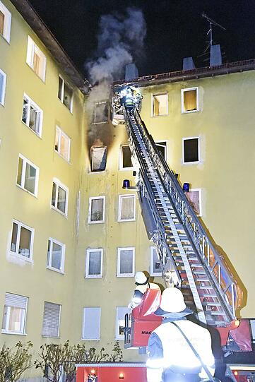 Das Feuer brach nachts im dritten Stock aus. Die Bewohner des Hauses wurden vermutlich im Schlaf überrascht.