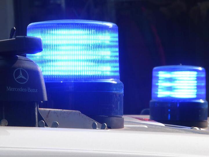 Polizeifahrzeuge stehen mit eingeschaltetem Blaulicht. Foto: Carsten Rehder/dpa/Symbolbild