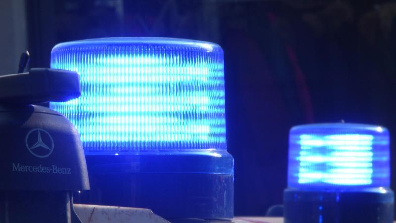 Polizeifahrzeuge stehen mit eingeschaltetem Blaulicht. Foto: Carsten Rehder/dpa/Symbolbild Polizeifahrzeuge stehen mit eingeschaltetem Blaulicht. Foto: Carsten Rehder/dpa/Symbolbild