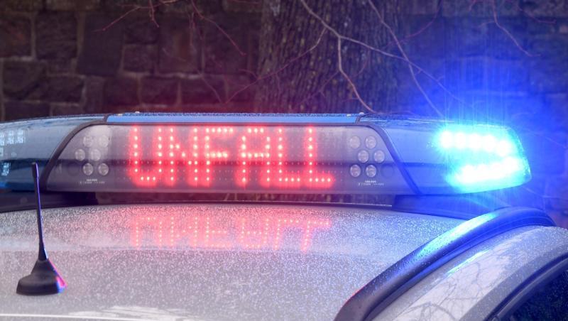 Die Leuchtschrift "Unfall" auf dem Dach eines Polizeiwagens. (Symbolbild)