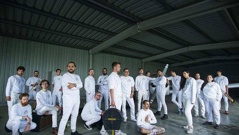 Poly Radiation verbindet elektronische Popmusik mit dem Sound von Brassbands.
