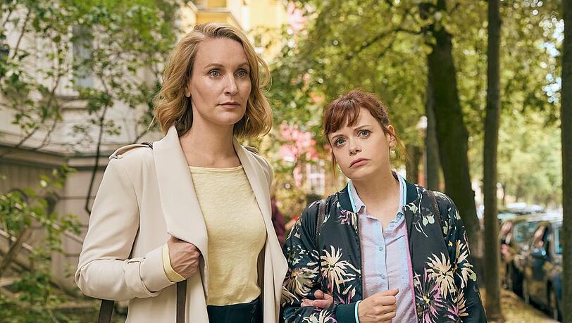 "Die Heiland - Wir sind Anwalt: Nichts als die Wahrheit": Romy Heiland (Christina Athenstädt, l.) und Tilly Vogel (Sina Reiß, r.) haben es mit einem Fall von Fahrerflucht zu tun.