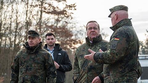 Der Aufbau der Bundeswehr ist die gro&szlig;e Aufgabe von Verteidigungsminister Boris Pistorius (SPD, 2.v.r.) - bei seinem Besuch in Roth zeigte er sich zuversichtlich, bis zum Jahresende 20.000 freiwillige neue Soldaten f&uuml;r den Wehrdienst gewinnen zu k&ouml;nnen.