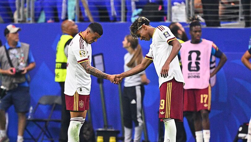 Lamine Yamal (rechts) ist der gr&ouml;&szlig;te Star Spaniens - abh&auml;ngig von ihm ist das Team nicht.
