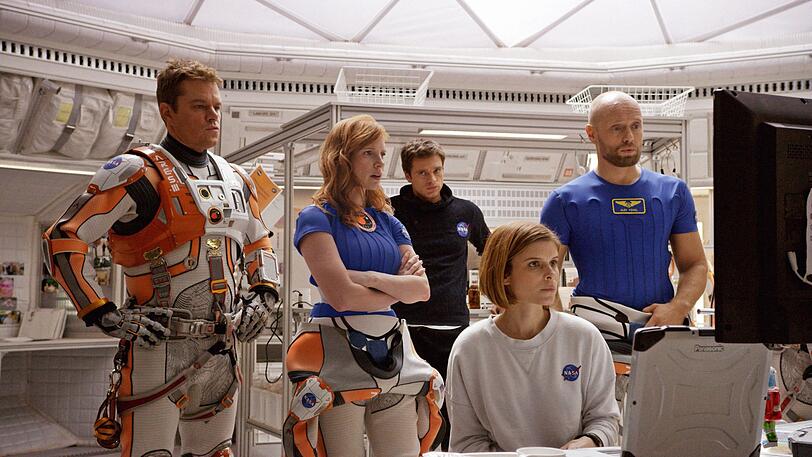 Neben Matt Damon (links) versammelt Regisseur eine Star-Riege: Unter anderem sind Jessica Chastain (zweite von links), Sebastian Stan (Mitte), Kate Mara (zweite von rechts), Aksel Hennie (rechts), Jeff Daniels, Kristen Wiig und Chiwetel Ejiofor zu sehen. Neben Matt Damon (links) versammelt Regisseur eine Star-Riege: Unter anderem sind Jessica Chastain (zweite von links), Sebastian Stan (Mitte), Kate Mara (zweite von rechts), Aksel Hennie (rechts), Jeff Daniels, Kristen Wiig und Chiwetel Ejiofor zu sehen.