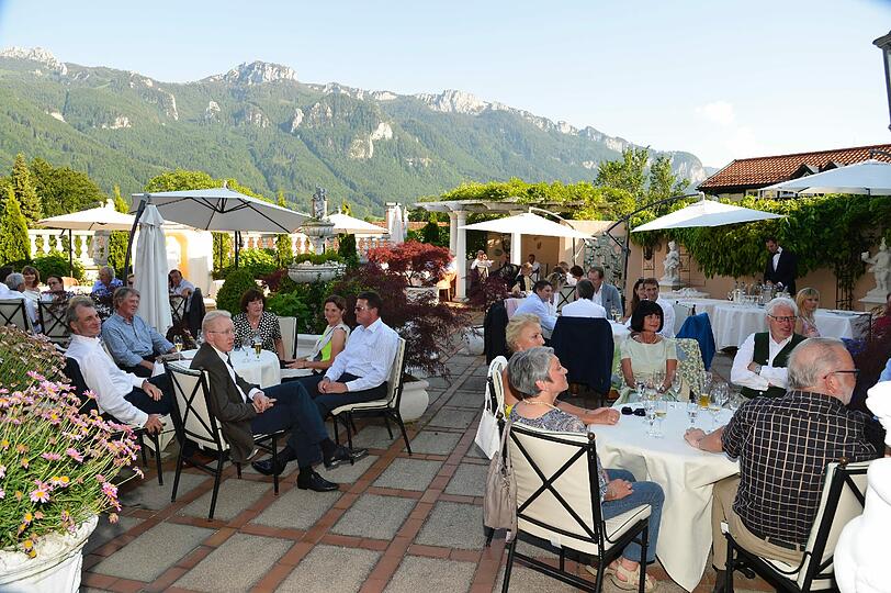 Die Gäste beim Gourmet Classic in Aschau genossen neben dem Essen auch das Wetter und die tolle Aussicht.