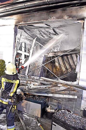 Die Bilder vom Feuerwehreinsatz in Krailling: Das Feuer ist in einer Autowerkstatt ausgebrochen, etliche Luxus-Fahrzeuge wurden beschädigt, der Schaden beläuft sich auf rund zweieinhalb Millionen Euro.