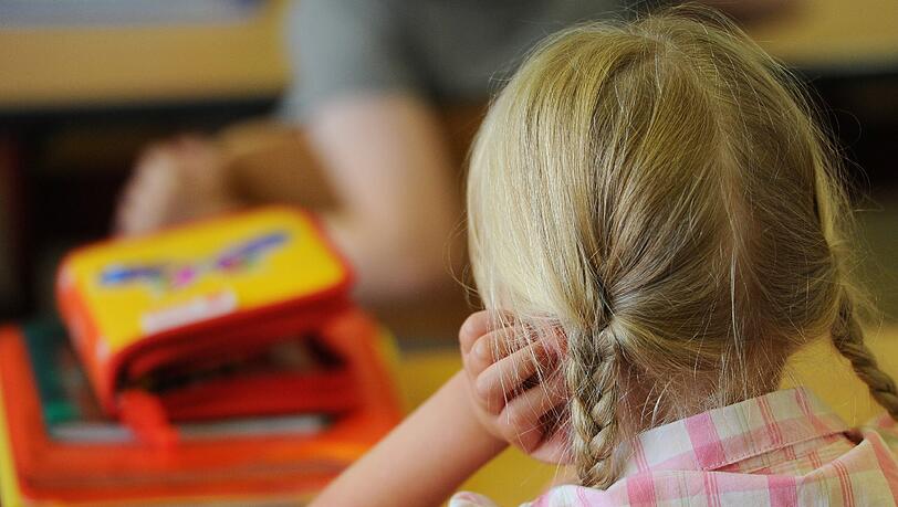 Lehrer erkannten Kinderporno-Opfer im Zuge einer Schulfahndung. Zwei Verdächtige konnten festgenommen werden. Lehrer erkannten Kinderporno-Opfer im Zuge einer Schulfahndung. Zwei Verdächtige konnten festgenommen werden.