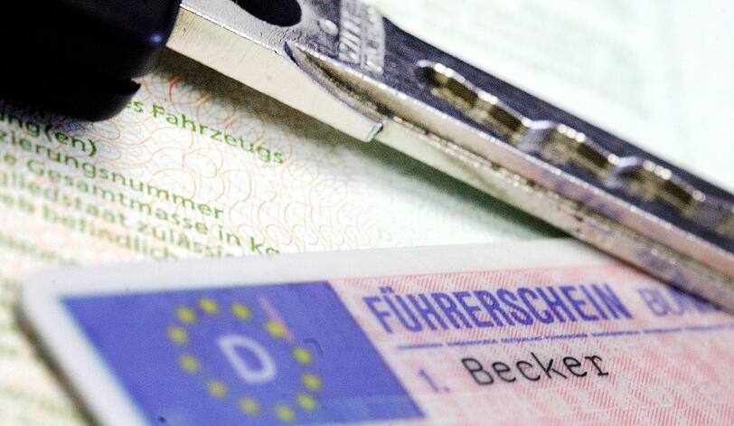 Der 20-Jährige legte den Beamten einen gefälschten Führerschein vor.