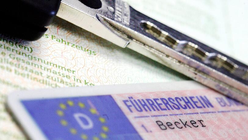 Der 20-Jährige legte den Beamten einen gefälschten Führerschein vor. Der 20-Jährige legte den Beamten einen gefälschten Führerschein vor.