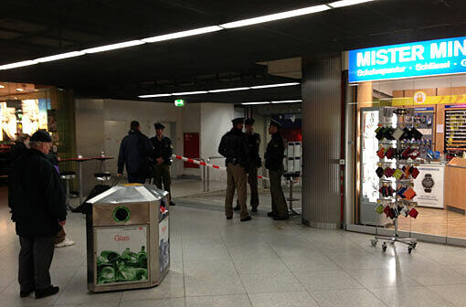 Polizei am Ostbahnhof: Ein 21-Jähriger ist von dort aus einem Rentner gefolgt und hat ihn überfallen.
