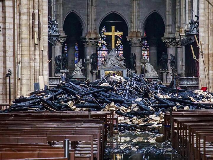 Trümmerteile und verkohlte Holzbalken im Inneren der Kathedrale.