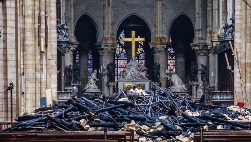 Trümmerteile und verkohlte Holzbalken im Inneren der Kathedrale.