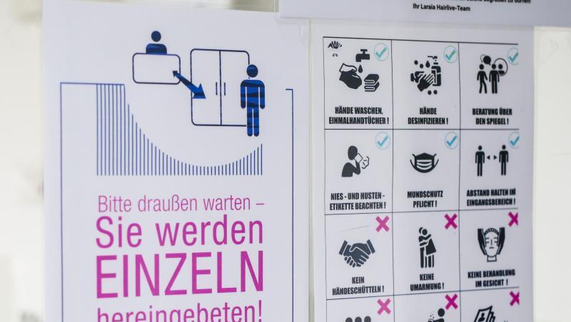 Verhaltensvorgaben weisen Kunden in einem Friseursalon über die neu geltenden Regeln im Salon hin. Verhaltensvorgaben weisen Kunden in einem Friseursalon über die neu geltenden Regeln im Salon hin.