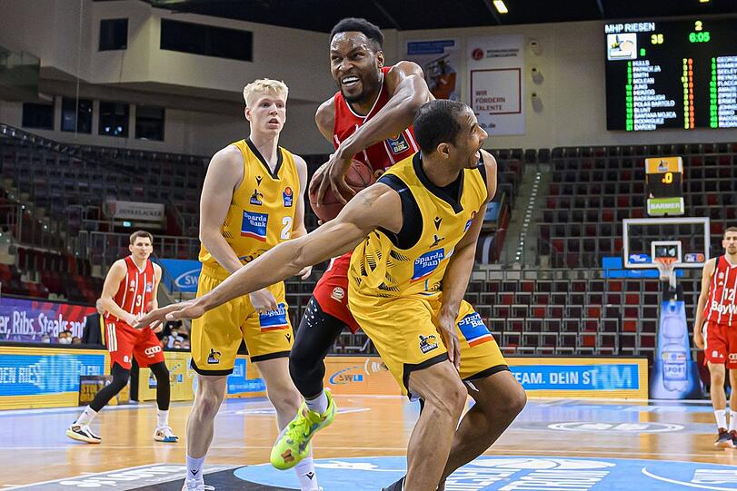 Wiedersehen im Playoff-Halbfinale mit Hauptrundenchampion Ludwigsburg: Bayerns JaJuan Johnson (Mitte).
