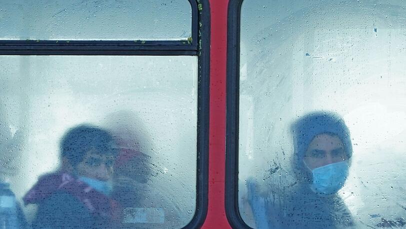 Eine Gruppe von Migranten in einem Bus im britischen Dover.