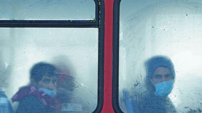Eine Gruppe von Migranten in einem Bus im britischen Dover.