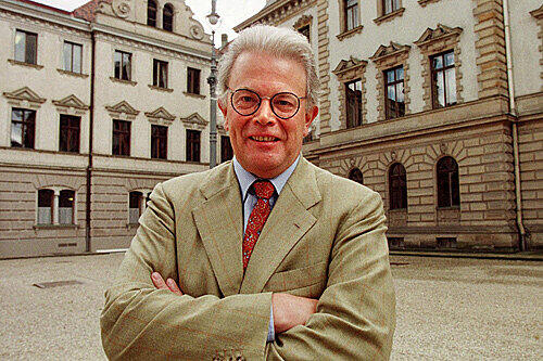 Dirigent Enoch zu Guttenberg im Schlosshof von Thurn und Taxis in Regensburg.
