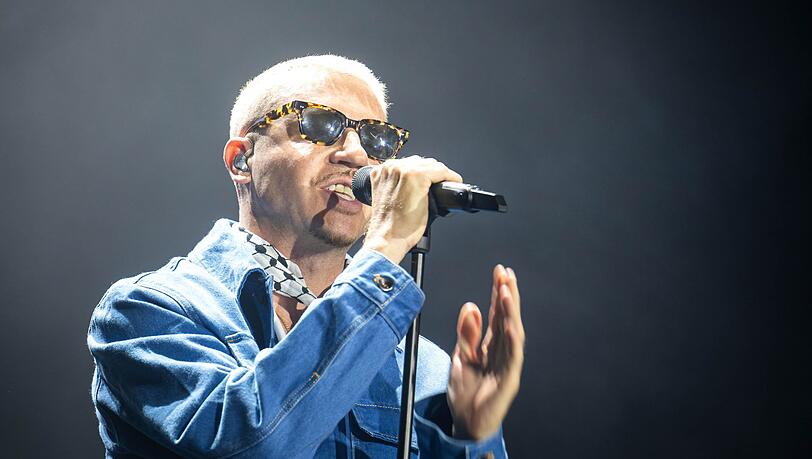 Der US-Rapper Macklemore spielte auf dem Deichbrand-Festival 2025 als Headliner und warf Israel auf der Bühne erneut einen Völkermord vor.