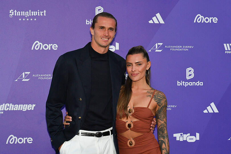 Alexander Zverev und Sophia Thomalla strahlten zusammen auf dem roten Teppich.