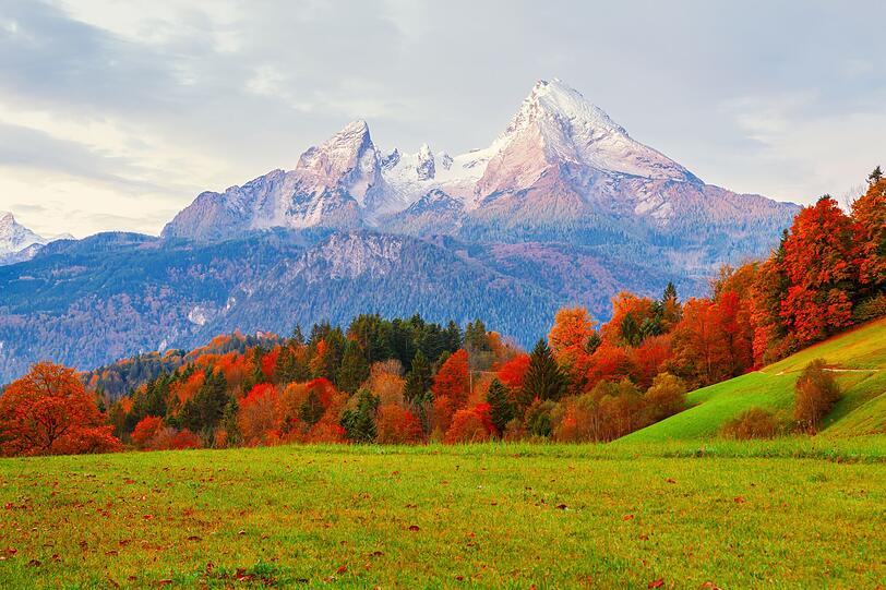 Berglandschaften bieten nicht nur wertvollen Lebensraum für Tiere und Pflanzen, sondern auch eine unglaubliche Naturerfahrung. So bietet jeder Berg und jedes Panorama eine einzigartige Formation mit bizarren Felsen und spektakulären Gipfelregionen - auch in Deutschland. Wir zeigen die schönsten Berge des Landes, die zu einer Wanderung und zum Erholen einladen. Berglandschaften bieten nicht nur wertvollen Lebensraum für Tiere und Pflanzen, sondern auch eine unglaubliche Naturerfahrung. So bietet jeder Berg und jedes Panorama eine einzigartige Formation mit bizarren Felsen und spektakulären Gipfelregionen - auch in Deutschland. Wir zeigen die schönsten Berge des Landes, die zu einer Wanderung und zum Erholen einladen.