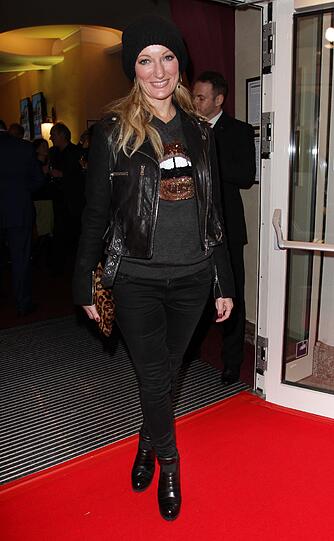 Schwarze Jeans, Lederjacke, Leo-Clutch: Monika Gruber mal ganz anders. Die Bilder von der Premiere "HUBERT UND STALLER - DIE INS GRAS BEISSEN"