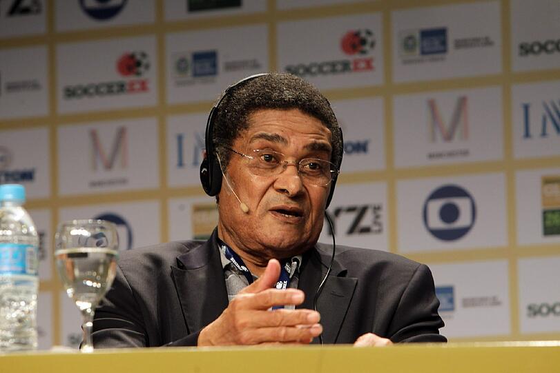 Eusebio spricht während einer Pressekonferenz am 29.11.2011 in Rio de Janeiro. Die portugiesische Fußball-Legende Eusébio ist übereinstimmenden Medienberichten zufolge im Alter von 71 Jahren gestorben.