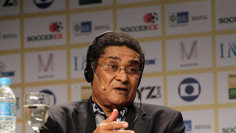 Eusebio spricht während einer Pressekonferenz am 29.11.2011 in Rio de Janeiro. Die portugiesische Fußball-Legende Eusébio ist übereinstimmenden Medienberichten zufolge im Alter von 71 Jahren gestorben. Eusebio spricht während einer Pressekonferenz am 29.11.2011 in Rio de Janeiro. Die portugiesische Fußball-Legende Eusébio ist übereinstimmenden Medienberichten zufolge im Alter von 71 Jahren gestorben.