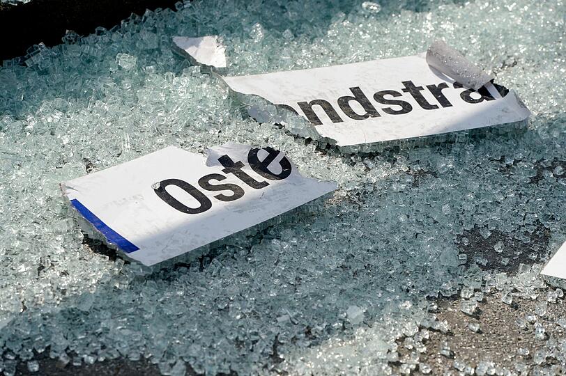 Brennende Barrikaden, Autos in Flammen, vermummte Steinewerfer - die Demonstrationen der Blockupy-Aktivisten geraten in Frankfurt außer Kontrolle.