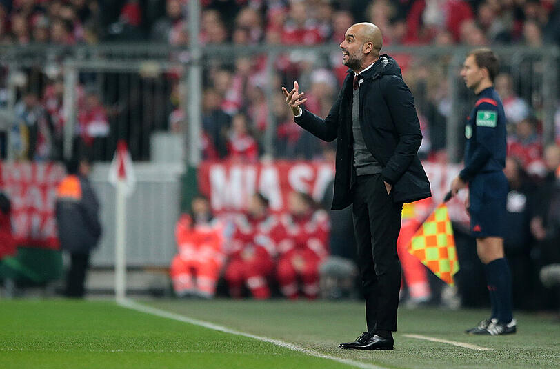 Trainer Pep Guardiola gestikuliert während des DFB-Pokalspiels zwischen dem FC Bayern und Darmstadt 98.