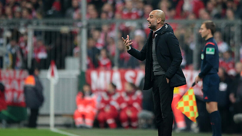 Trainer Pep Guardiola gestikuliert während des DFB-Pokalspiels zwischen dem FC Bayern und Darmstadt 98. Trainer Pep Guardiola gestikuliert während des DFB-Pokalspiels zwischen dem FC Bayern und Darmstadt 98.