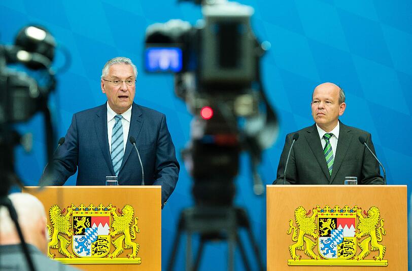 Joachim Herrmann und Burkhard Körner, Präsident des Landesamtes für Verfassungsschutz, präsentierten am Montag den Halbjahresbericht des bayerischen Verfassungsschutzes.
