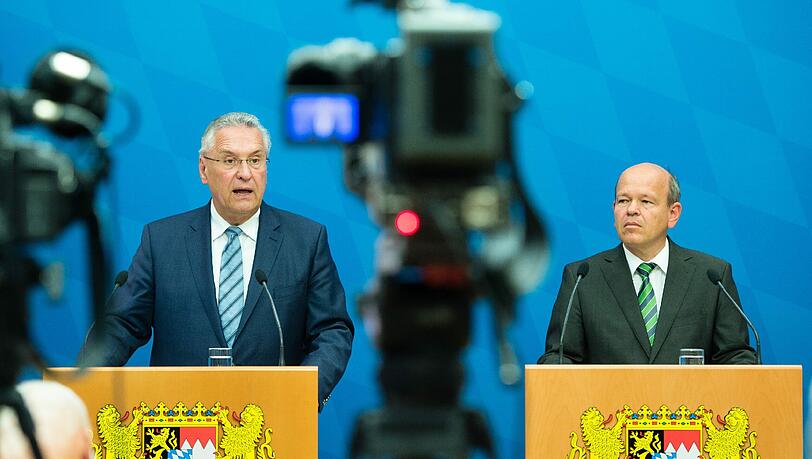 Joachim Herrmann und Burkhard Körner, Präsident des Landesamtes für Verfassungsschutz, präsentierten am Montag den Halbjahresbericht des bayerischen Verfassungsschutzes. Joachim Herrmann und Burkhard Körner, Präsident des Landesamtes für Verfassungsschutz, präsentierten am Montag den Halbjahresbericht des bayerischen Verfassungsschutzes.
