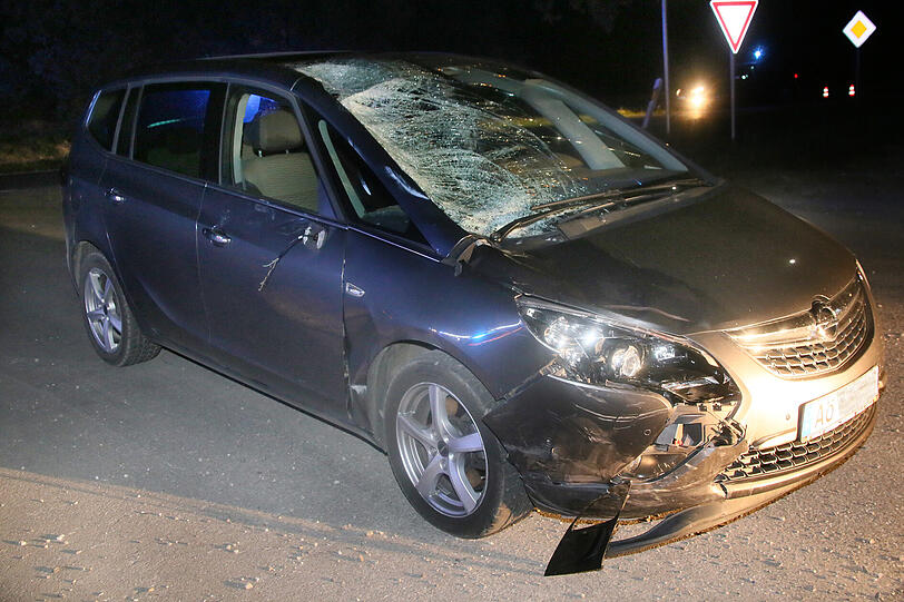 Horror-Crash in Altötting: Ein Opel-Fahrer erfasst acht Rennradfahrer und verletzt diese teils schwer - ein Mann stirbt noch an der Unfallstelle. Die Bilder zum Unfall sehen Sie hier.
