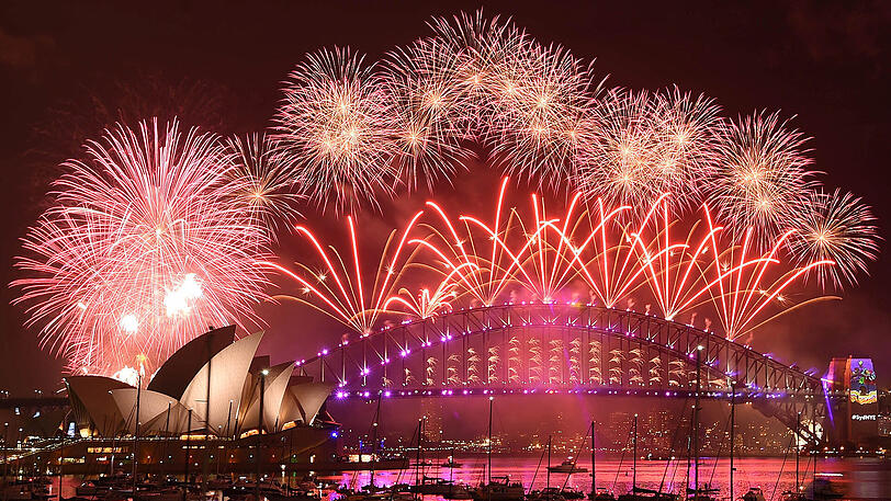 Willkommen 2017! Australien begrüßt das neue Jahr: Im Hafengelände der australischen Metropole Sydney rund um das berühmte Opernhaus versammelten sich mehr als eine Millionen Menschen, um den besten Blick auf das Feuerwerksspektakel zu haben.